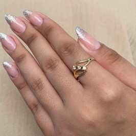 ANEL VAZADO E NO MEIO COM 3 PEDRA CRAVEJADA CRISTAL