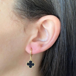 ARGOLA COM PINGENTE TREVO DE 4 FOLHAS PRETO ONIX RESINA 10MM