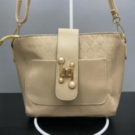 BOLSA ESTILO SACO COM DETALHE EM PEROLA