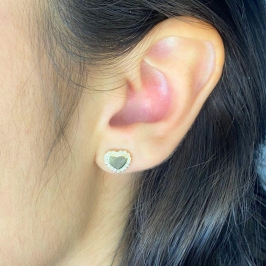 BRINCO PEQUENO CRAVEJADO CORAÇÃO LISO E ENVOLTA CRAVEJADO