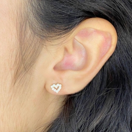 BRINCO PEQUENO CRAVEJADO CORAÇAO VAZADO 6MM