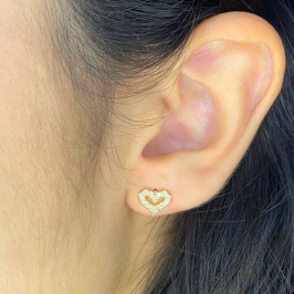 BRINCO PEQUENO CRAVEJADO CORAÇAO VAZADO 8MM