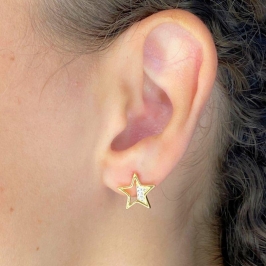 BRINCO PEQUENO ESTRELA METADE CRAVEJADA METADE LISA