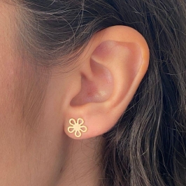 BRINCO PEQUENO FLOR LISA 9,7MM 5 PETALA VAZADA