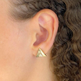 BRINCO PEQUENO LETRA V LISO E OUTRO V CRAVEJADO