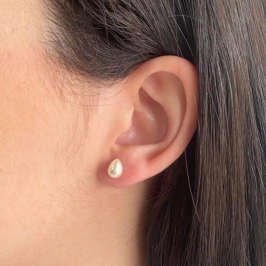 BRINCO PEQUENO PEROLA FORMATO GOTA 5X7MM