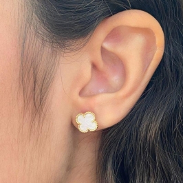 BRINCO PEQUENO TREVO BRANCO PEROLADO RESINA 10X10MM