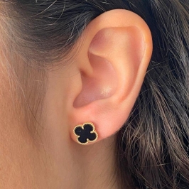 BRINCO PEQUENO TREVO PRETO ONIX RESINA 10X10MM