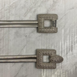 CINTO DE MOLA DUPLA FIVELA QUADRADA DUPLA COM DETALHE OVAL