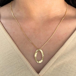 GARGANTILHA DE CHAPA CIRCULO ORGANICO VAZADO NO MEIO