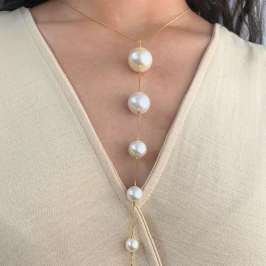 GARGANTILHA GRAVATA COM 5 PEROLAS