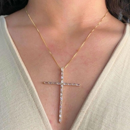 GARGANTILHA TRABALHADA CRUZ COM RETÂNGULOS DE RIVIERA