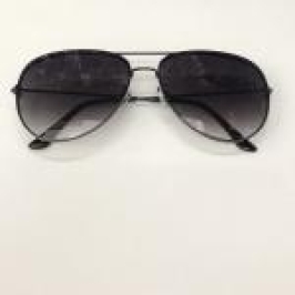OCULOS RAYBAN DETALHE NO MEIO NAS LATERAIS