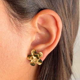 BRINCO MÉDIO FLOR DUPLA CHAPA LISA 18MM
