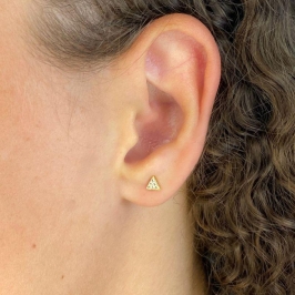 BRINCO PEQUENO CRAVEJADO TRIANGULO 4MM