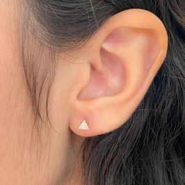 BRINCO PEQUENO ZIRCONIA TRIANGULO CAIXA ALTA 4MM
