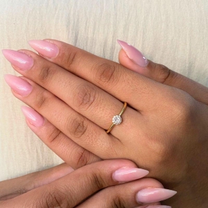 ANEL CHUVEIRINHO COM UMA ZIRCONIA NO MEIO NA COR CRISTAL