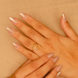 ANEL CORAÇÃO VAZADO LISO MEIO TORTO