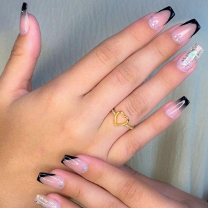 ANEL CRAVEJADO DE CORAÇÃO VAZADO