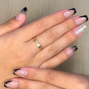 ANEL DUAS LINHAS VAZADA COM UMA FLOR CRAVEJADA DE CAIXA ALTA