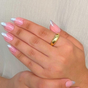 ANEL LISO COM UMA ELEVAÇÃO EM CIMA