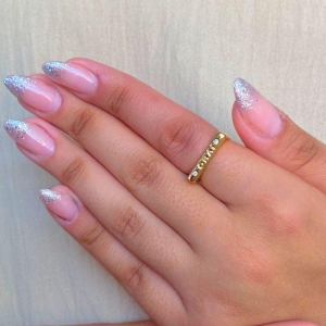 ANEL RETANGULAR COM PALAVRA ORAI E DUAS ZIRCONIA