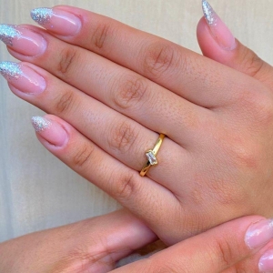 ANEL RIVIERA RETANGULAR EM ZIRCONIA CRISTAL