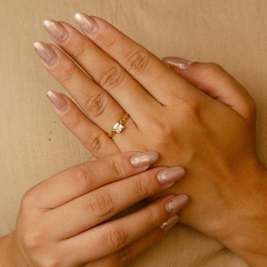 ANEL SOLITARIO COM PEDRA QUADRADA E ELOS ESTILO CARTIE