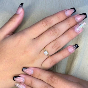 ANEL SOLITARIO FINO LISTRADO COM 1 PREDRA QUADRADA ZIRCONIA