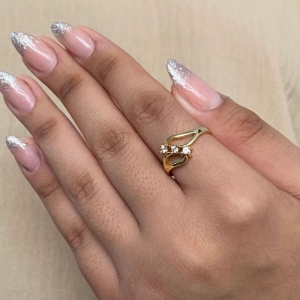 ANEL VAZADO E NO MEIO COM 3 PEDRA CRAVEJADA CRISTAL