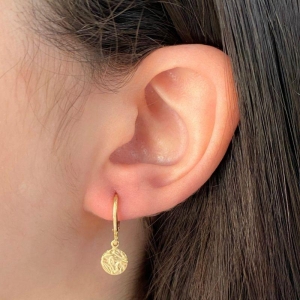 ARGOLA COM PINGENTE REDONDO DE CHAPA AMASSADA 7MM