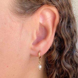 ARGOLA COM PINGENTE UMA PEROLA