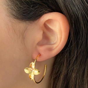 ARGOLA TARRACHA LISA COM UMA FLOR LISA