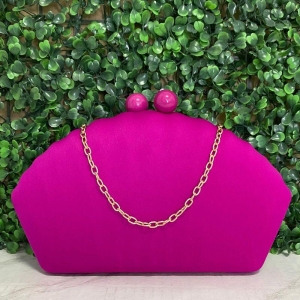 BOLSA CLUTCH COM DETALHE CONCHA DE SEREIA E PUXADOR DE BOLA