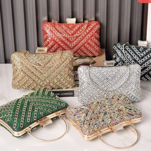 BOLSA CLUTCH DETALHE CENTRAL EM V E ABUTUADOR CRAVEJADO