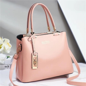 BOLSA MEDIA COM DETALHE RETANGULAR NA ALÇA  E CHAVEIRO