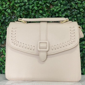 BOLSA MÉDIA QUADRADADA COM DETALHE DE FIVELA