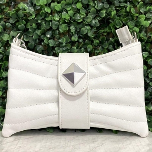 BOLSA PEQUENA COM FORMATO DE LAÇO E LOSANGO NA FIVELA