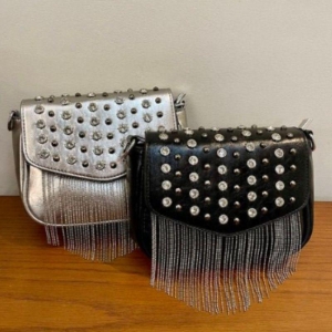 BOLSA PEQUENA METALIZADA CRAVEJADA E COM FRANJA