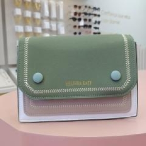 BOLSA QUADRADA COM 2 BOTÕES NA FRENTE