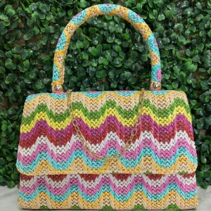 BOLSA QUADRADA DE PALHA DETALHE EM COSTURA DE ONDAS