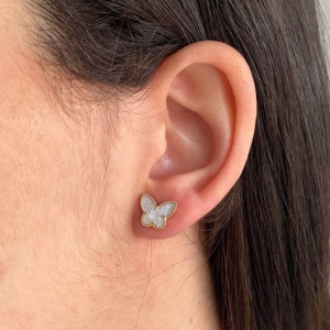 BRINCO BORBOLETA LISO COM RESINA BRANCA PEROLADA 8x10MM