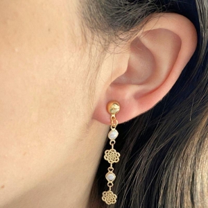 BRINCO MÉDIO COM 2 MINI PÉROLAS E 2 FLORES DE CHAPA