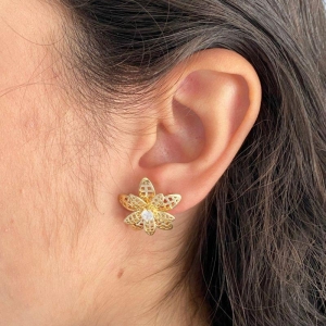 BRINCO MEDIO FLOR DUPLA COM FOLHAS VAZADA E PEDRA NO MIOLO