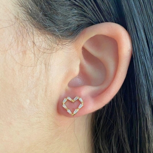 BRINCO PEQUENO CORAÇÃO COM PEDRAS BAGUETE