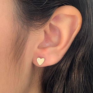 BRINCO PEQUENO CORAÇÃO DE CHAPA COM 1 ZIRCONIA 7MM