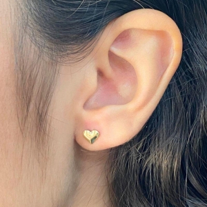 BRINCO PEQUENO CORAÇAO MEIO EMBAOLADO LISO DE CHAPA 6MM