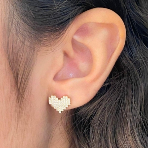 BRINCO PEQUENO CORAÇÃO QUADRICULADO CRAVEJADO 10X12MM