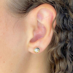 BRINCO PEQUENO DE PEROLA TRANÇADO P 7MM