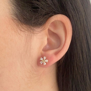 BRINCO PEQUENO FLOR 5 PETALA ZIRCONIA COM 1 MINI BORBOLETA